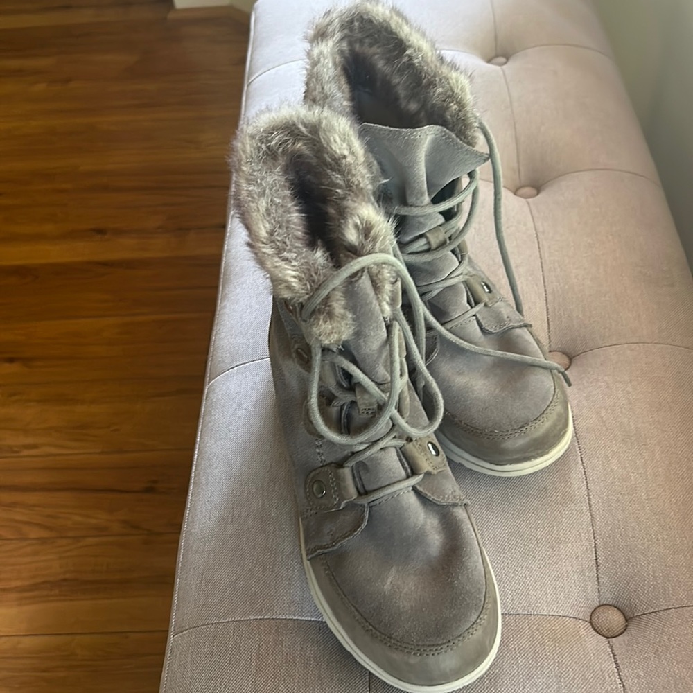 Sorel gray suede winter boat with fur cuff